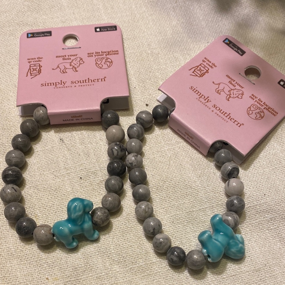💙NWT SIMPLY SOUTHERN Bracelet with Gray Beads and Blue Lion Charm